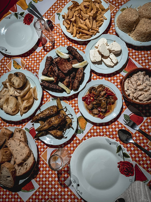 Abendessen bei den Einheimischen in Albanien