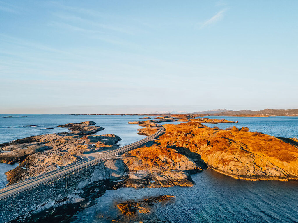 Die Atlantikküstenstraße in Norwegen zur Golden Hour