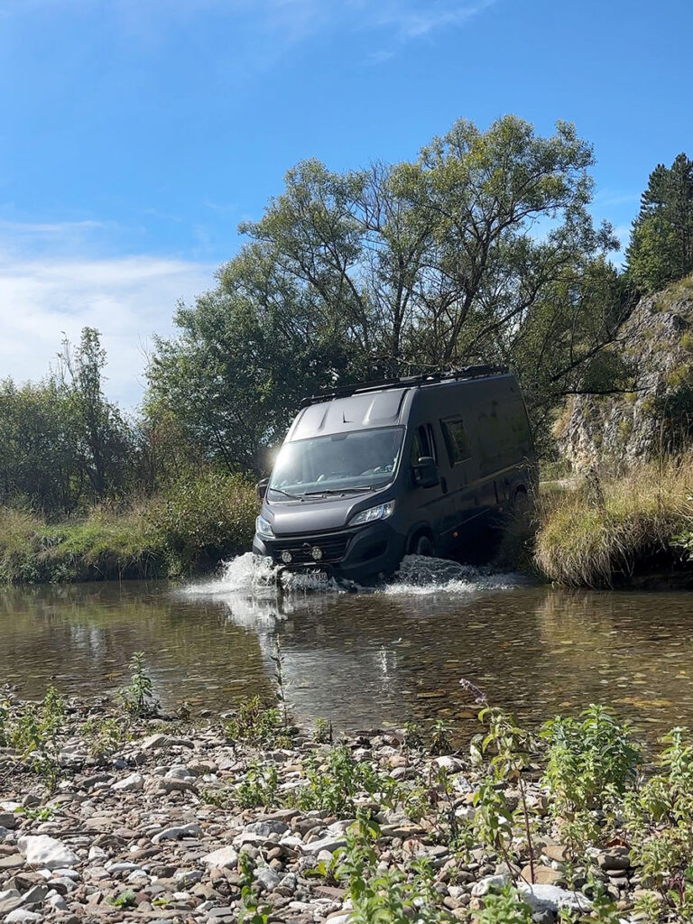 Flussdurchfahrt im Ducato Campervan am Balkan