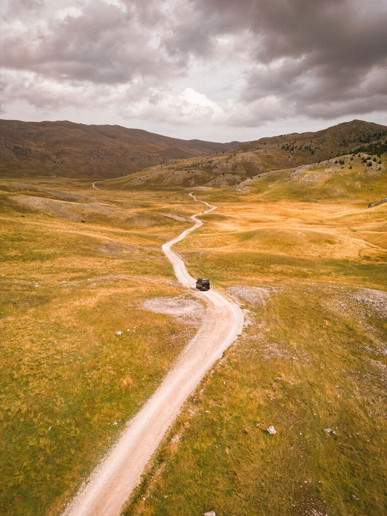 Im Kastenwagen auf der Offroad-Piste nach Lukomir in Bosnien