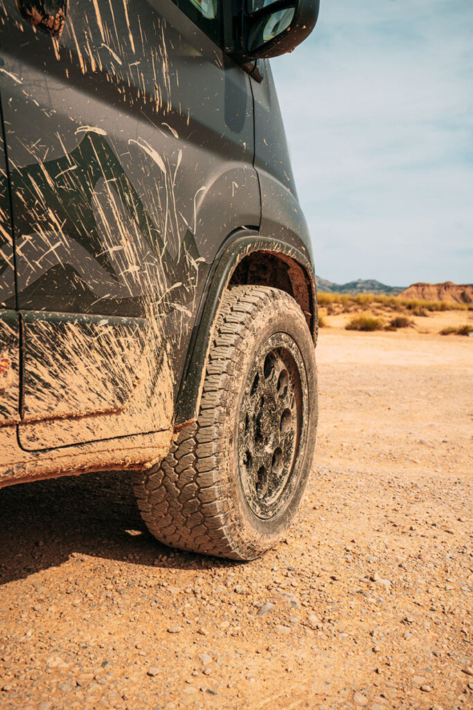Fiat Ducato mit General Grabber AT3 in der Wüste in Spanien