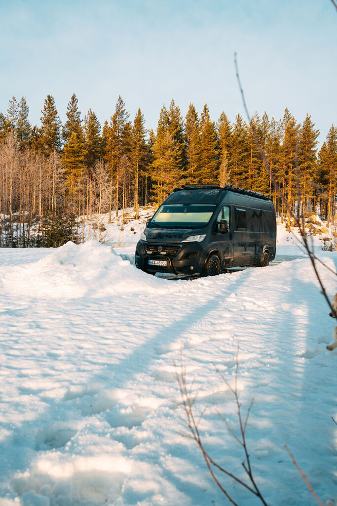 Abseits der Strasse | Zugeschneite Parkplätze im Winter in Schweden