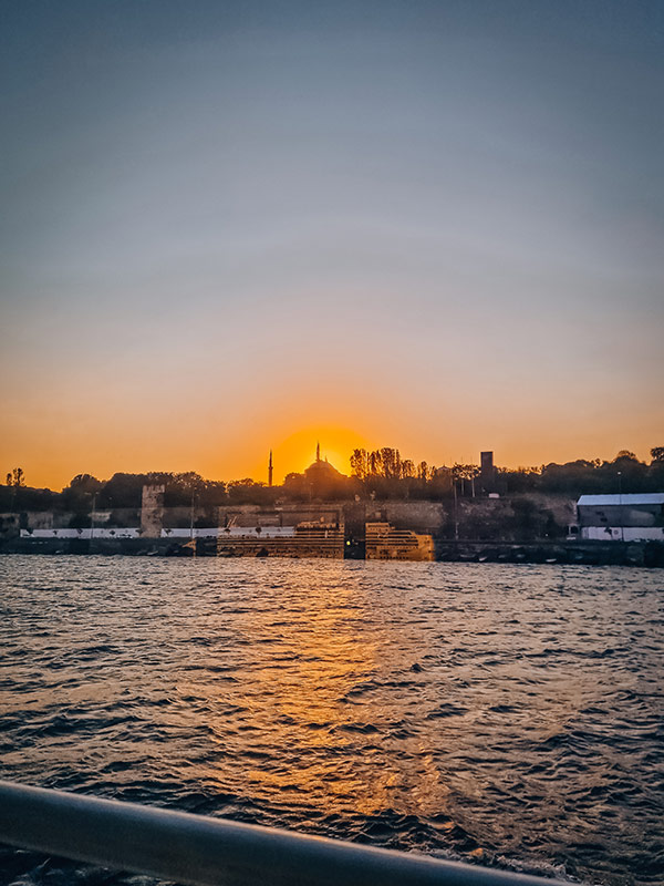 Die Sultan Ahmed Moschee bei Sonnenuntergang in Istanbul