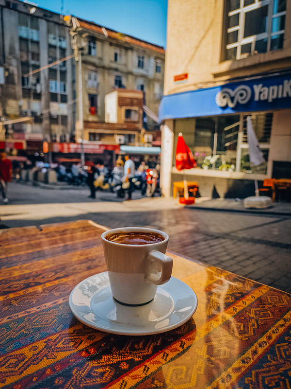 Kaffeepause mit türkischem Kaffee in Istanbul, Türkei