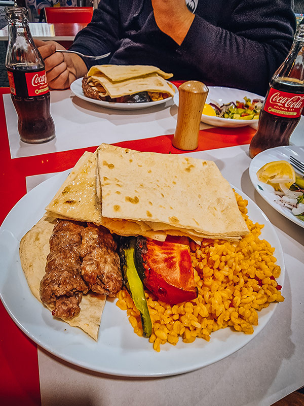 Adana Kebap zum Abendessen in Istanbul