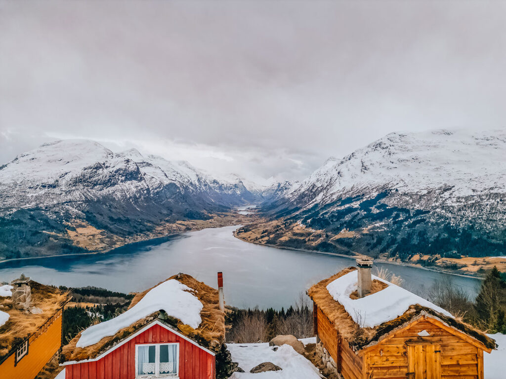 Abseits der Strasse | Aussicht über den Fjord von Rakssetra