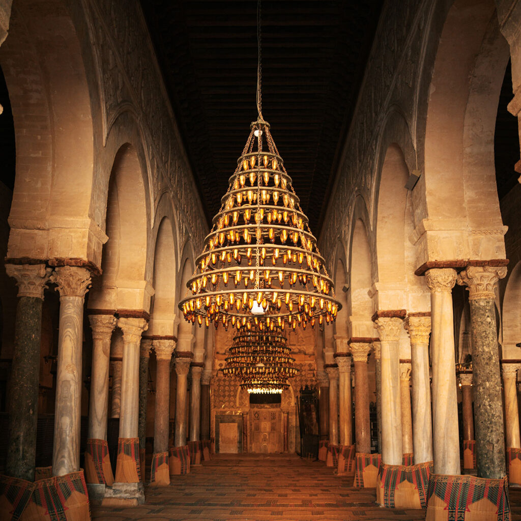 Blick in den Gebetsraum der Zentralmsoschee in Kairouan